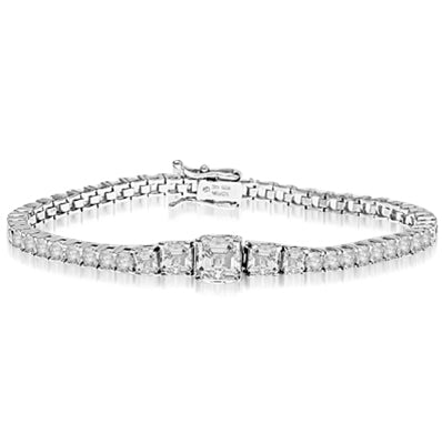 Asscher cut mania. Diamond Essence bracelet in graduated size Asscher cut classic stones, set in prong settings.