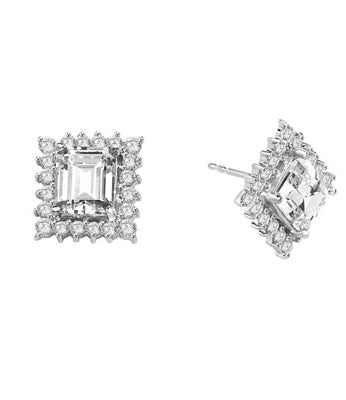 Classic 2.0 Ct. Emerald Surrounded by a melee of 0.1 ct and 0.15 ct round brilliant at the edge. 6 cts. T.w.