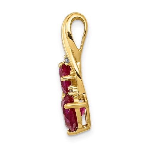 2 ct heart Ruby Essence pendant in yellow gold.
A pendant with 1.25 ct and 0.75 ct stone.