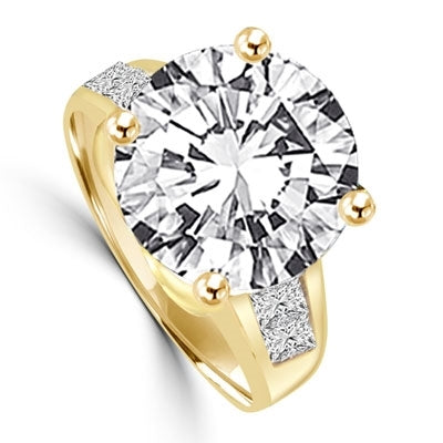 Ring  6 ct round stone with princess cut stones