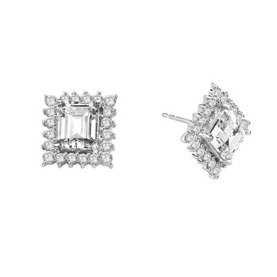 Classic 2.0 Ct. Emerald Surrounded by a melee of 0.1 ct and 0.15 ct round brilliant at the edge. 6 cts. T.w.
